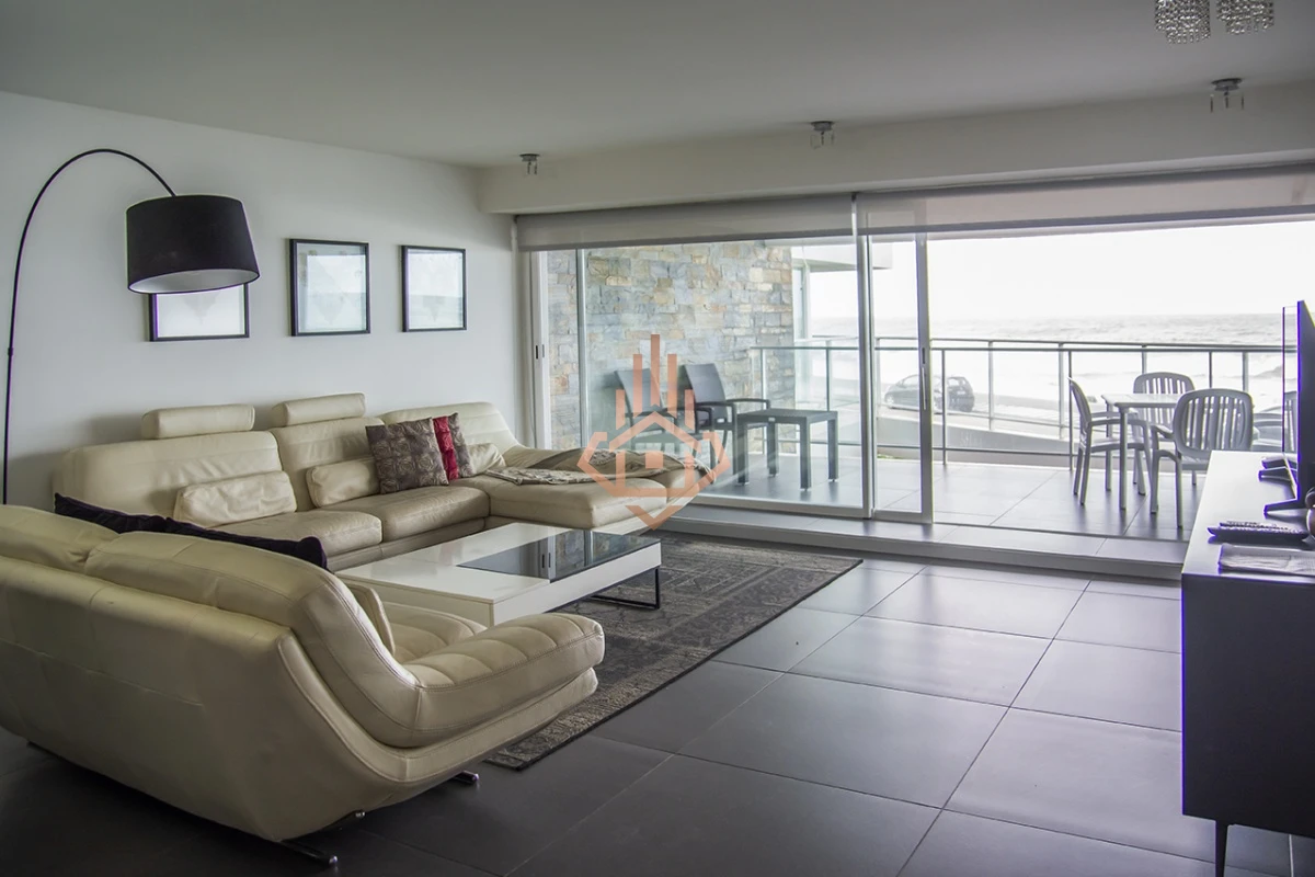Vende apartamento. Edificio Bonaire. 3 dormitorios con servicios. Brava, Peninsula, Punta del Este