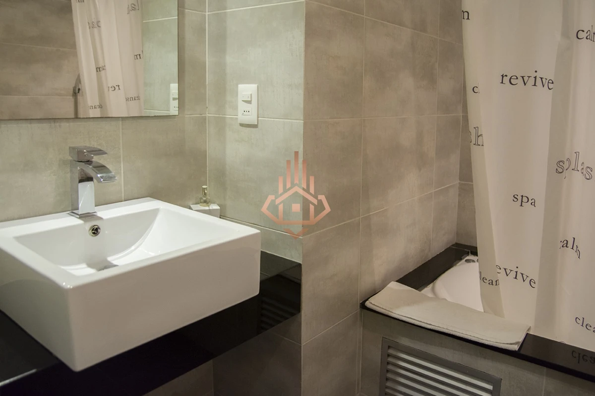 Vende apartamento. Edificio Bonaire. 3 dormitorios con servicios. Brava, Peninsula, Punta del Este