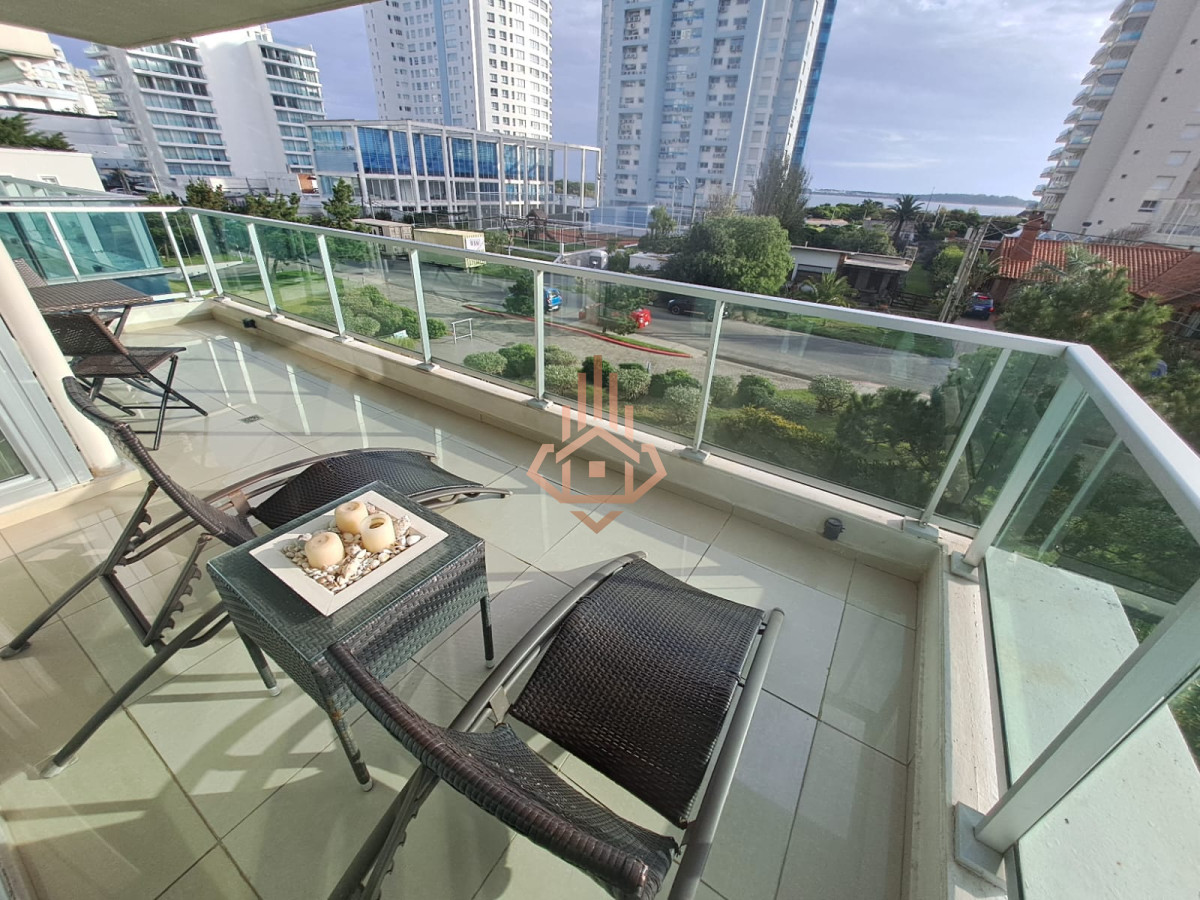 Apartamento en Playa Mansa a la venta 3 Dormitorios con vista