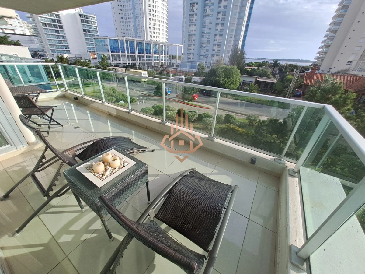 Apartamento en Playa Mansa a la venta 3 Dormitorios con vista