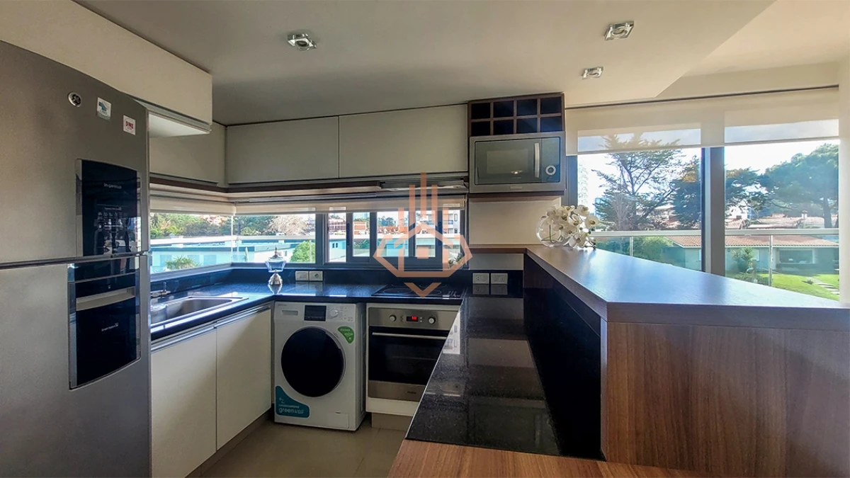 Apartamento de 2 dormitorios en venta en Punta del Este, Edif. Chronos