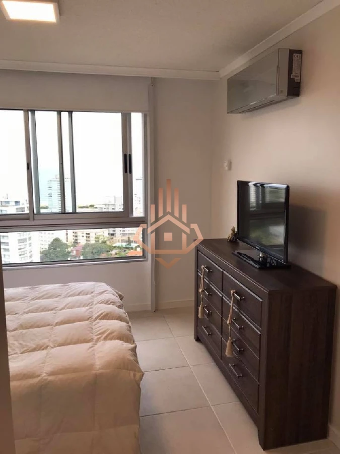 Vende apartamento de 2 dormitorios en Punta del Este con vista al mar