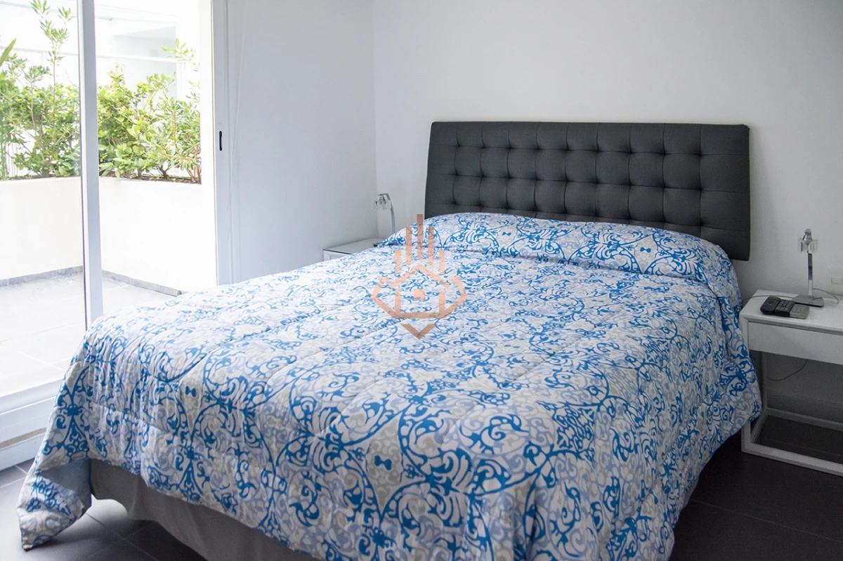 Vende apartamento. Edificio Bonaire. 3 dormitorios con servicios. Brava, Peninsula, Punta del Este