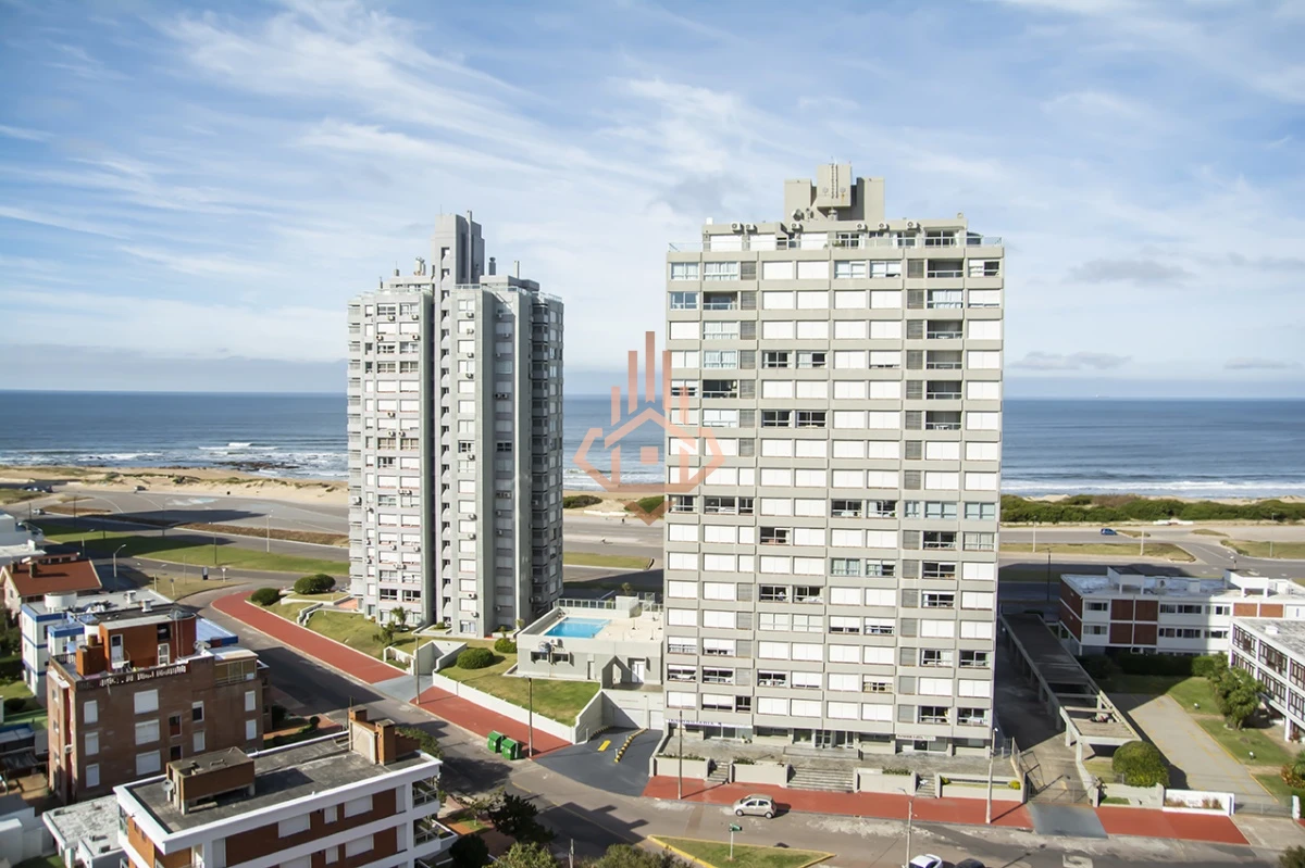 Apartamento de 2 dormitorios en venta en Torre moderna a metros del mar.