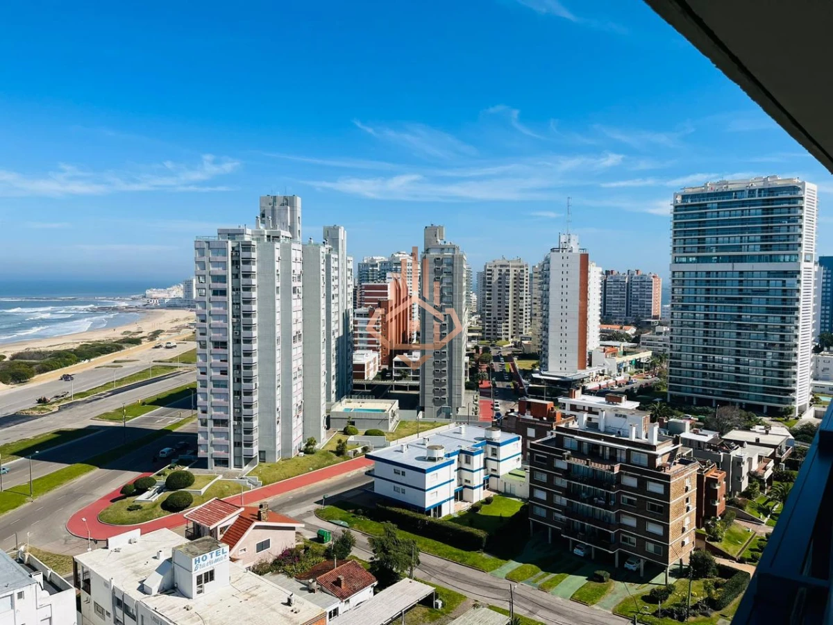 Vende apartamento de 2 dormitorios en Punta del Este. Financia