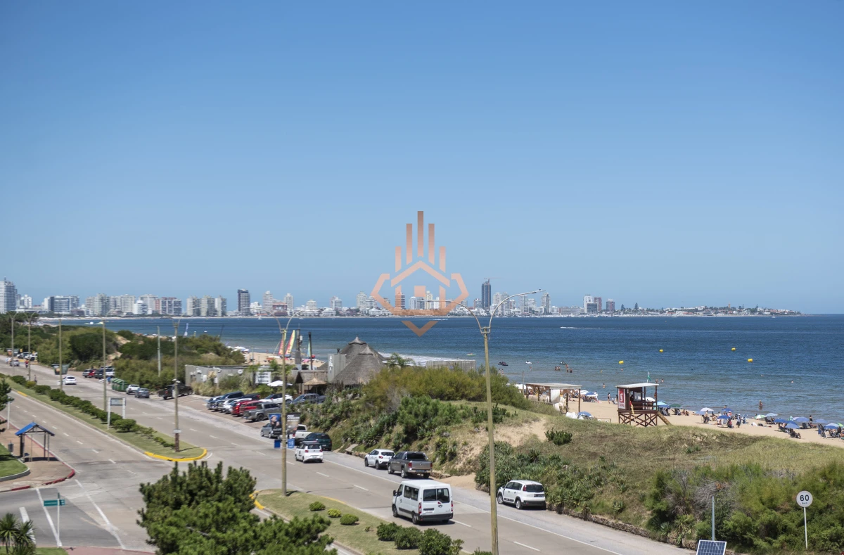 Vende hermoso Penthouse en Playa Mansa con azotea propia en Punta del Este