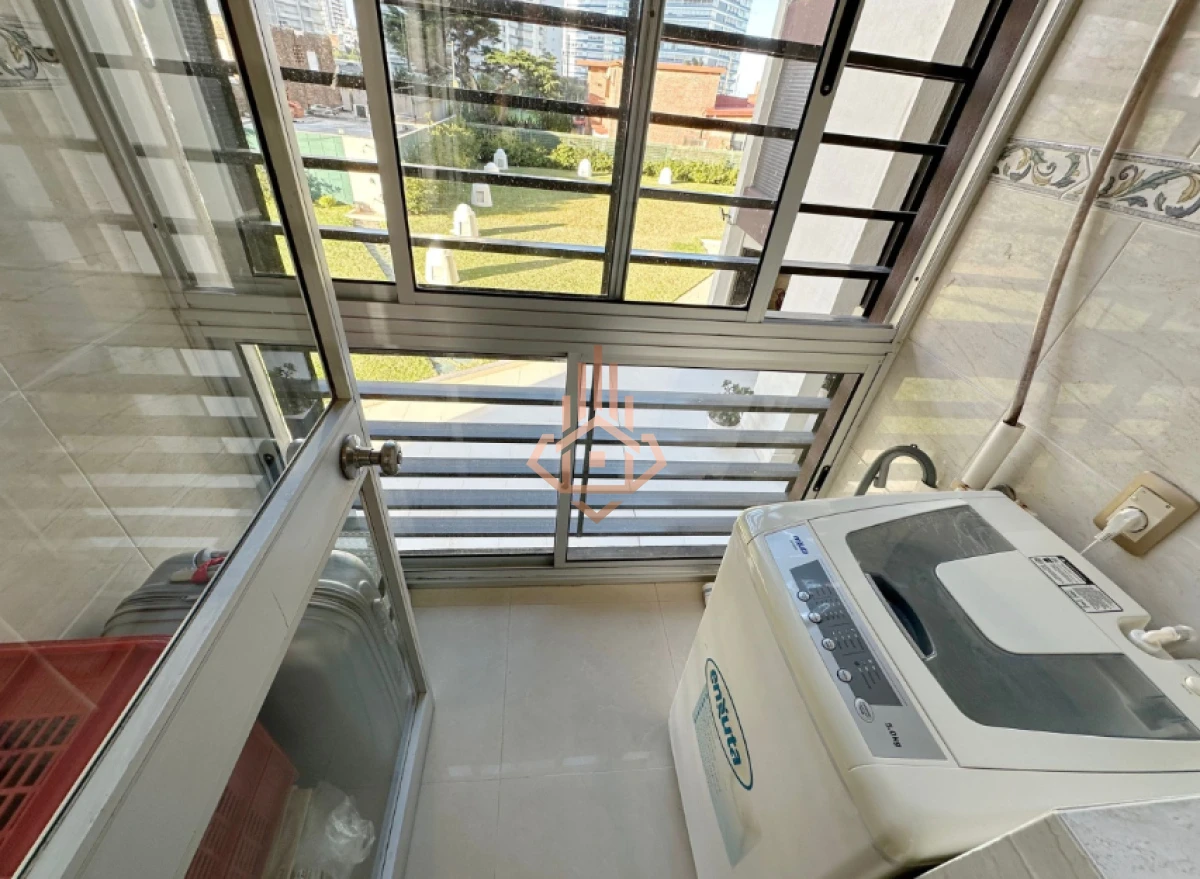 Vende Apartamento frente al mar en Brava, Punta del Este de 2 dormitorios.