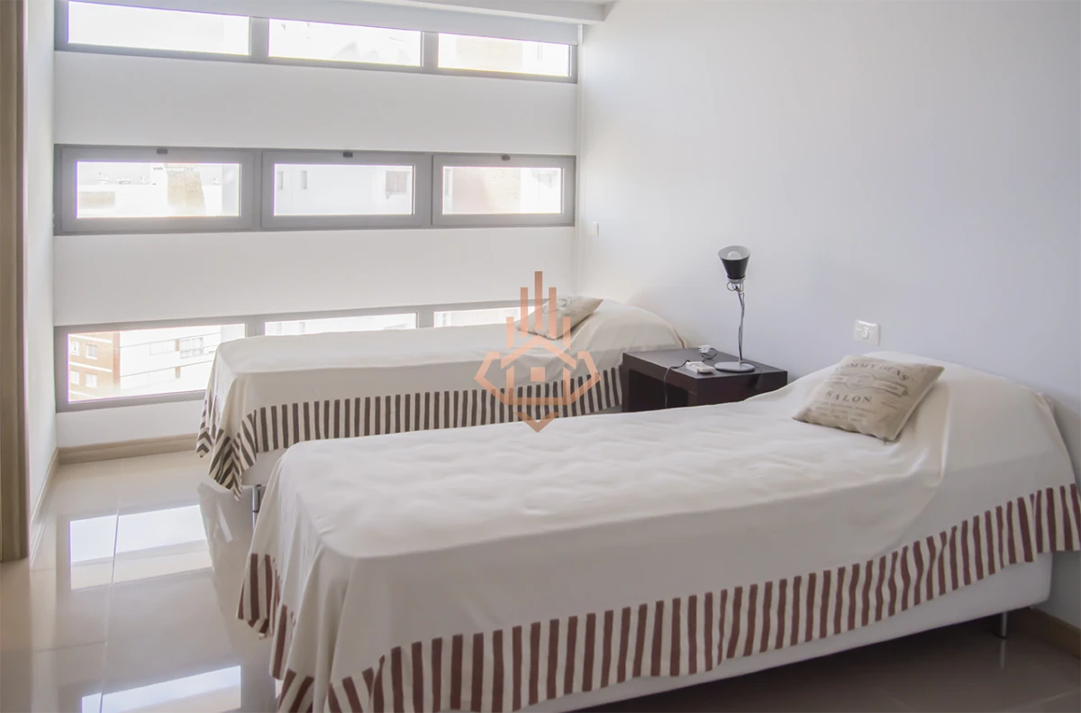 Apartamento de 2 dormitorios en venta en Torre moderna a metros del mar.