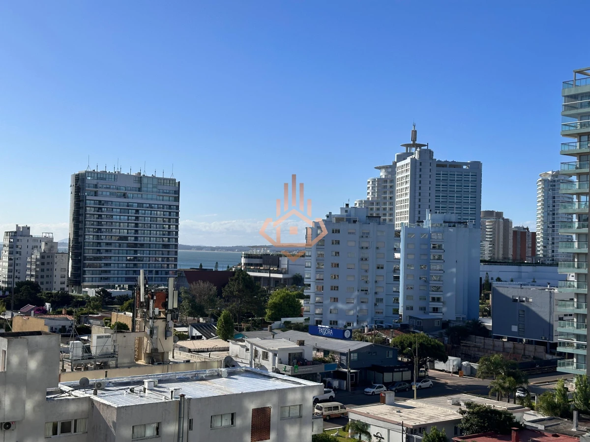 Vende departamento de 2 dormitorios finamente decorado en Torre Onix, Punta del Este