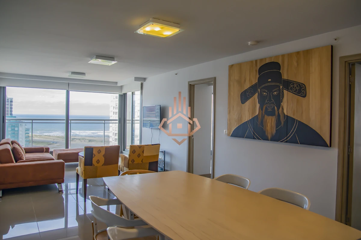 Apartamento de 2 dormitorios en venta en Torre moderna a metros del mar.