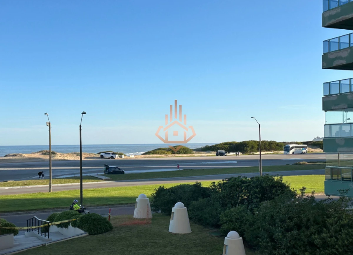 Vende Apartamento frente al mar en Brava, Punta del Este de 2 dormitorios.