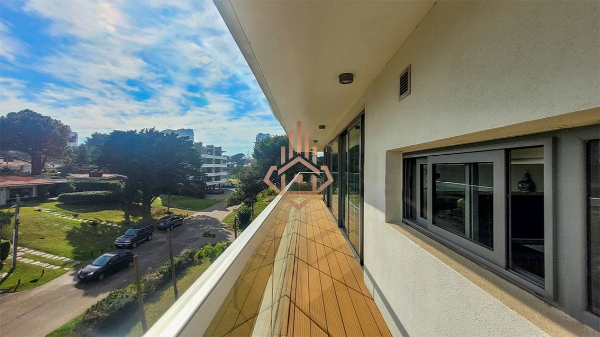 Apartamento de 2 dormitorios en venta en Punta del Este, Edif. Chronos