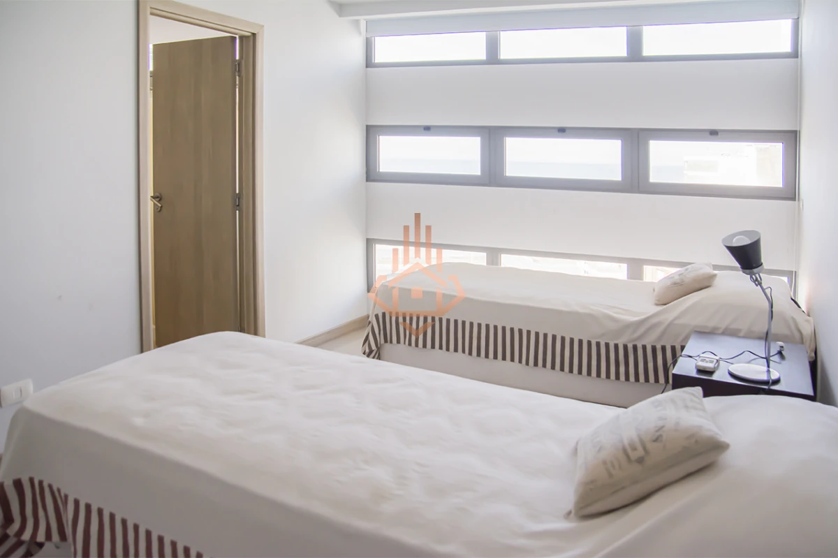 Apartamento de 2 dormitorios en venta en Torre moderna a metros del mar.