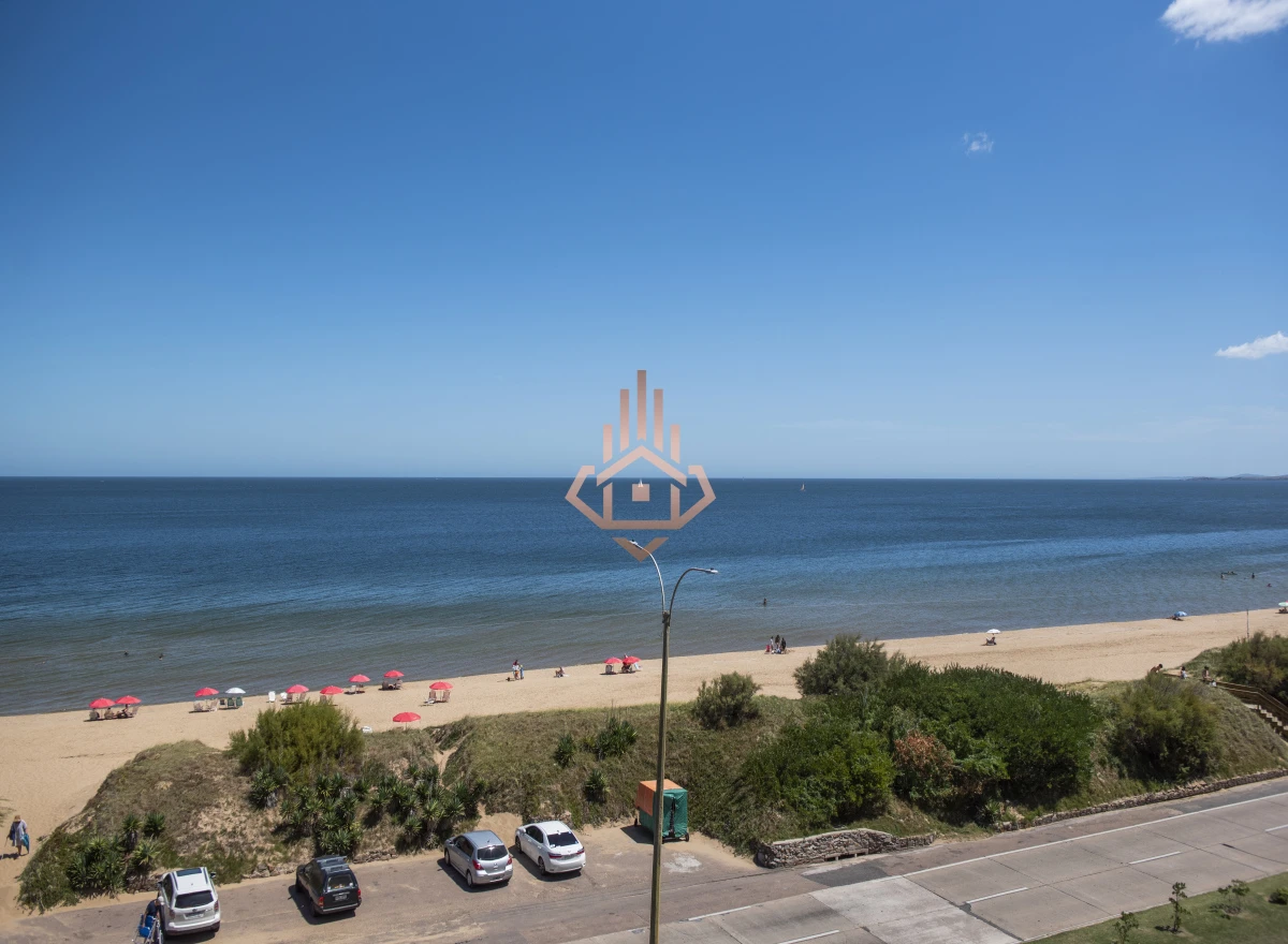 Vende hermoso Penthouse en Playa Mansa con azotea propia en Punta del Este
