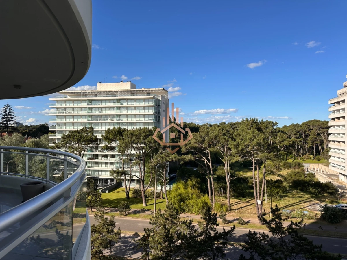 Hermoso apartamento en venta de 3 dormitorios y dependencia en Punta del Este.