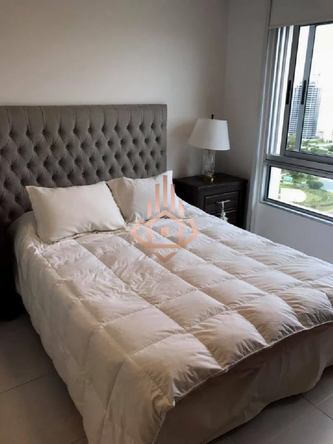 Vende apartamento de 2 dormitorios en Punta del Este con vista al mar