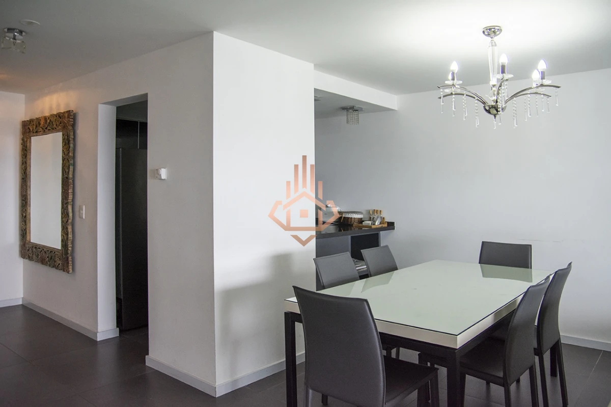 Vende apartamento. Edificio Bonaire. 3 dormitorios con servicios. Brava, Peninsula, Punta del Este