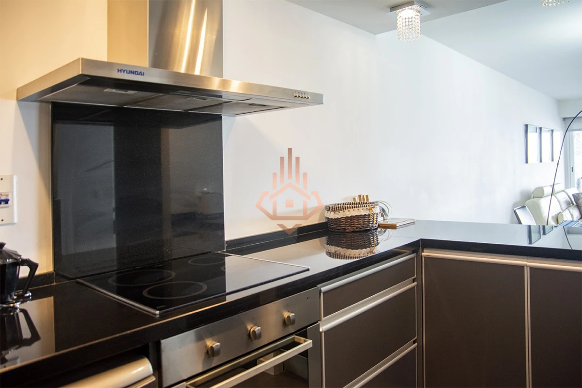 Vende apartamento. Edificio Bonaire. 3 dormitorios con servicios. Brava, Peninsula, Punta del Este