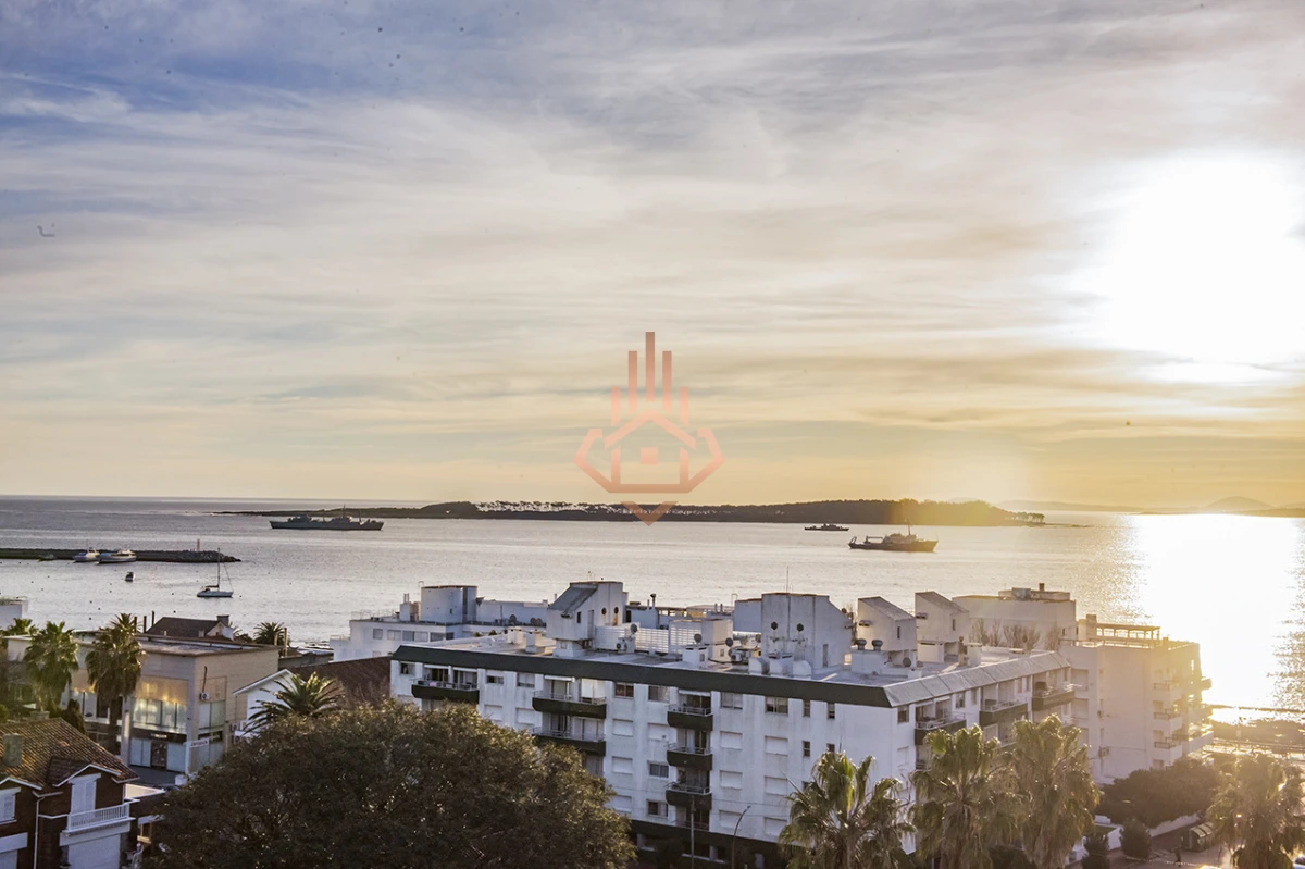 Vende departamento de 3 dormitorios con vista al Puerto, Punta del Este
