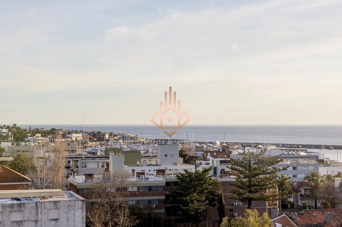 Vende departamento de 3 dormitorios con vista al Puerto, Punta del Este