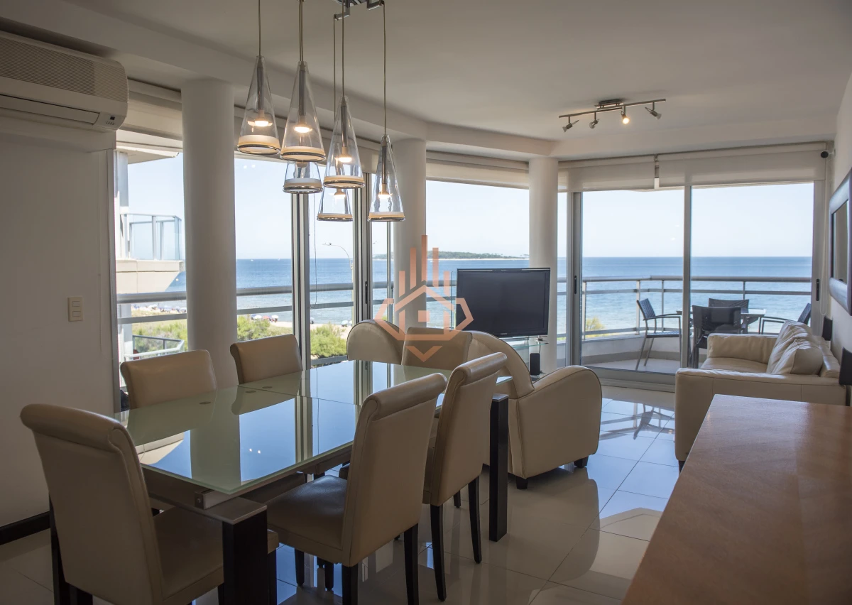 Vende hermoso Penthouse en Playa Mansa con azotea propia en Punta del Este