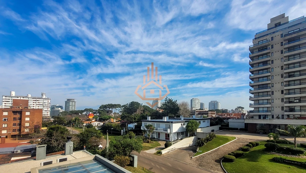 Apartamento de 2 dormitorios en venta en Punta del Este, Edif. Chronos