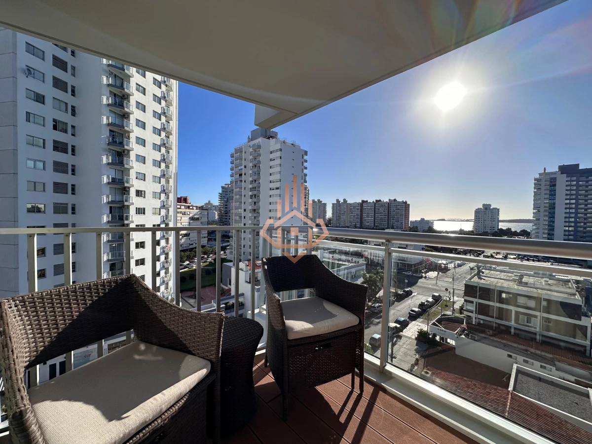 Vende departamento de 2 dormitorios finamente decorado en Torre Onix, Punta del Este