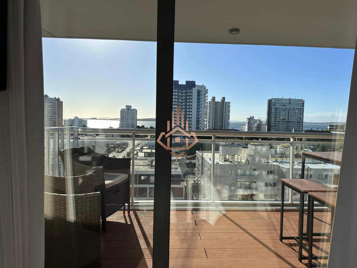 Vende departamento de 2 dormitorios finamente decorado en Torre Onix, Punta del Este