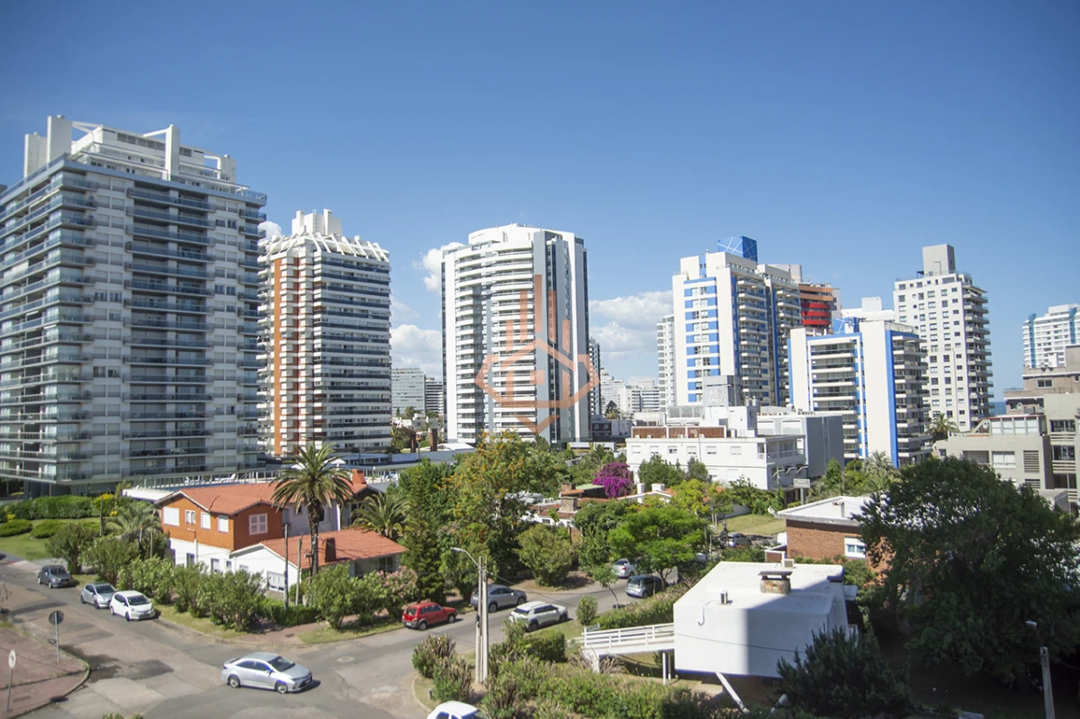 En excelente ubicacion a pasos de Playa Brava y Playa Mansa, Torre Onix