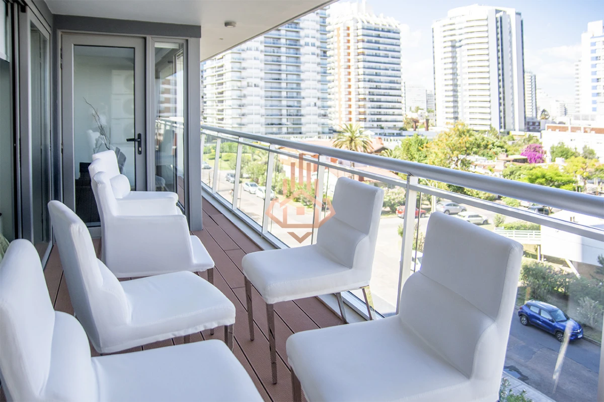 En excelente ubicacion a pasos de Playa Brava y Playa Mansa, Torre Onix