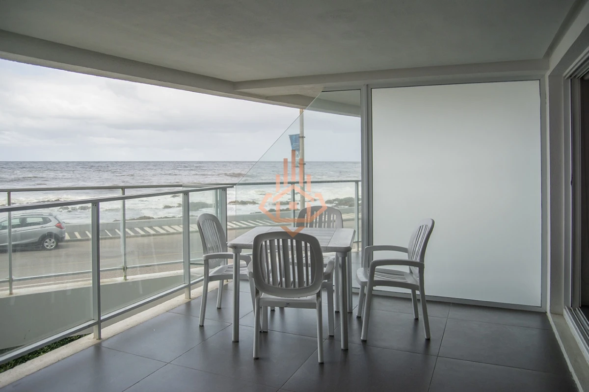 Vende apartamento. Edificio Bonaire. 3 dormitorios con servicios. Brava, Peninsula, Punta del Este