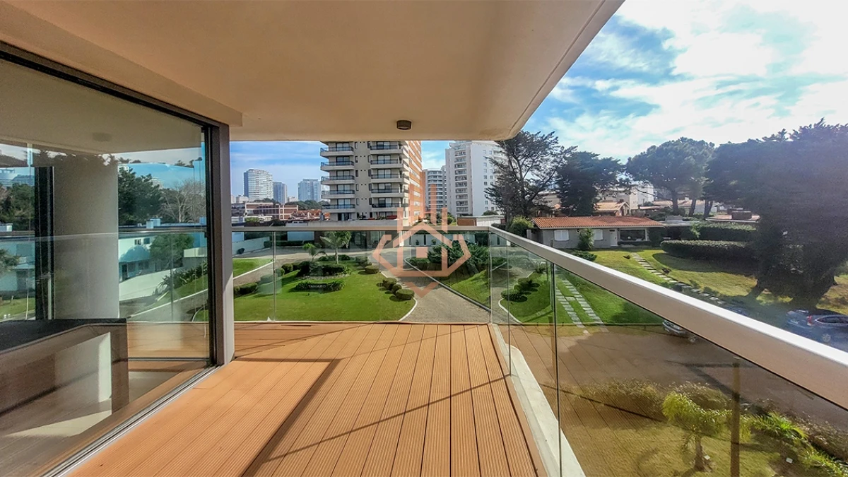 Apartamento de 2 dormitorios en venta en Punta del Este, Edif. Chronos