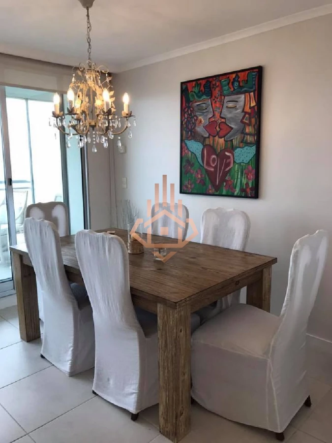 Vende apartamento de 2 dormitorios en Punta del Este con vista al mar