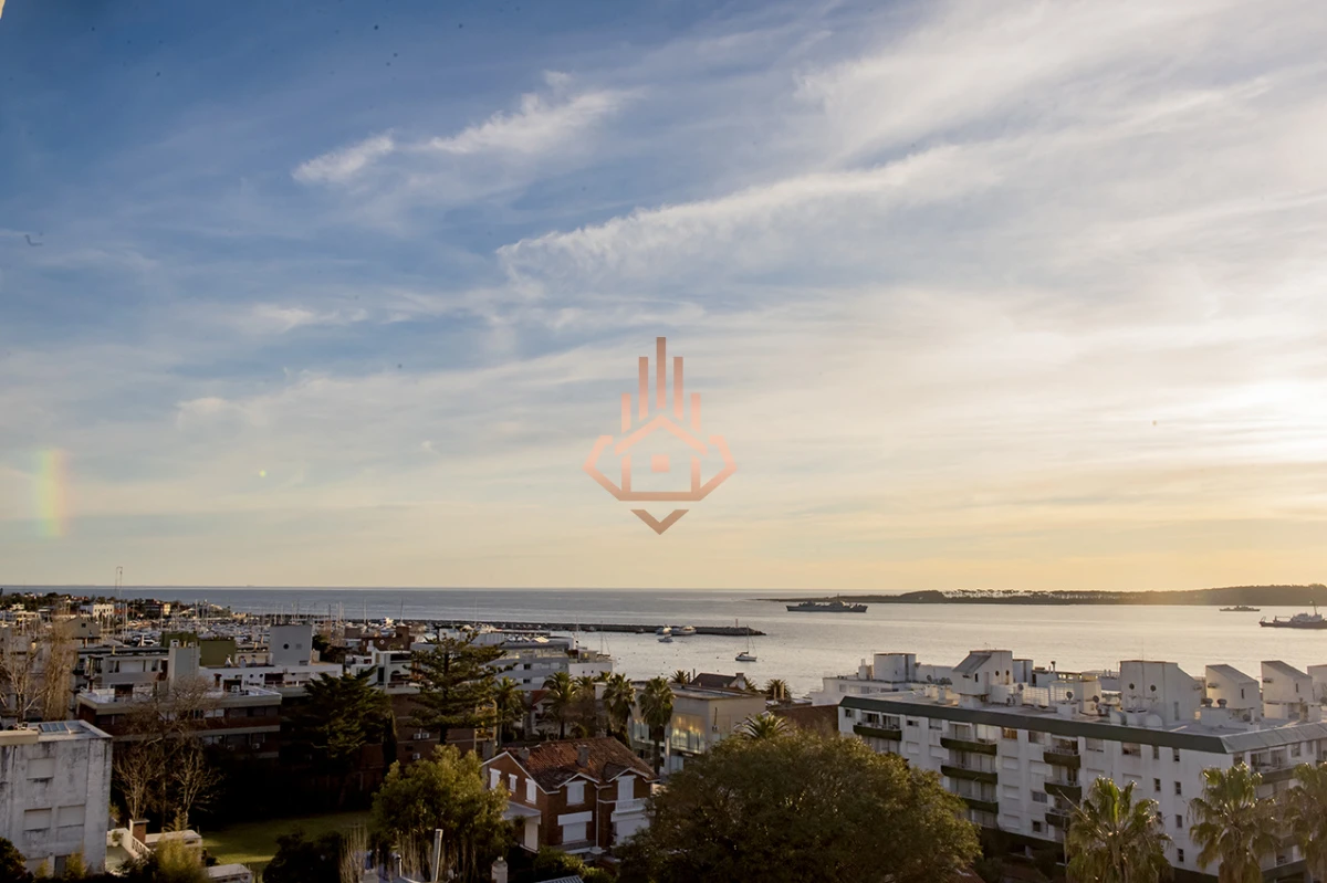 Vende departamento de 3 dormitorios con vista al Puerto, Punta del Este