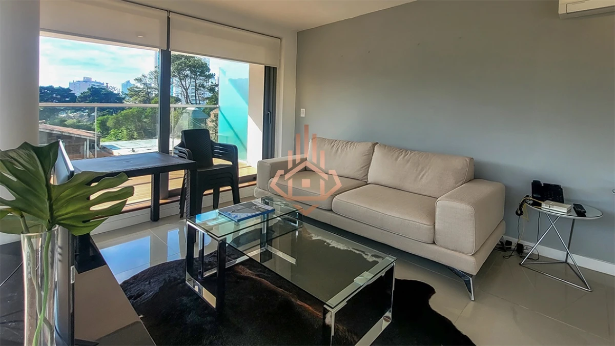 Apartamento de 2 dormitorios en venta en Punta del Este, Edif. Chronos