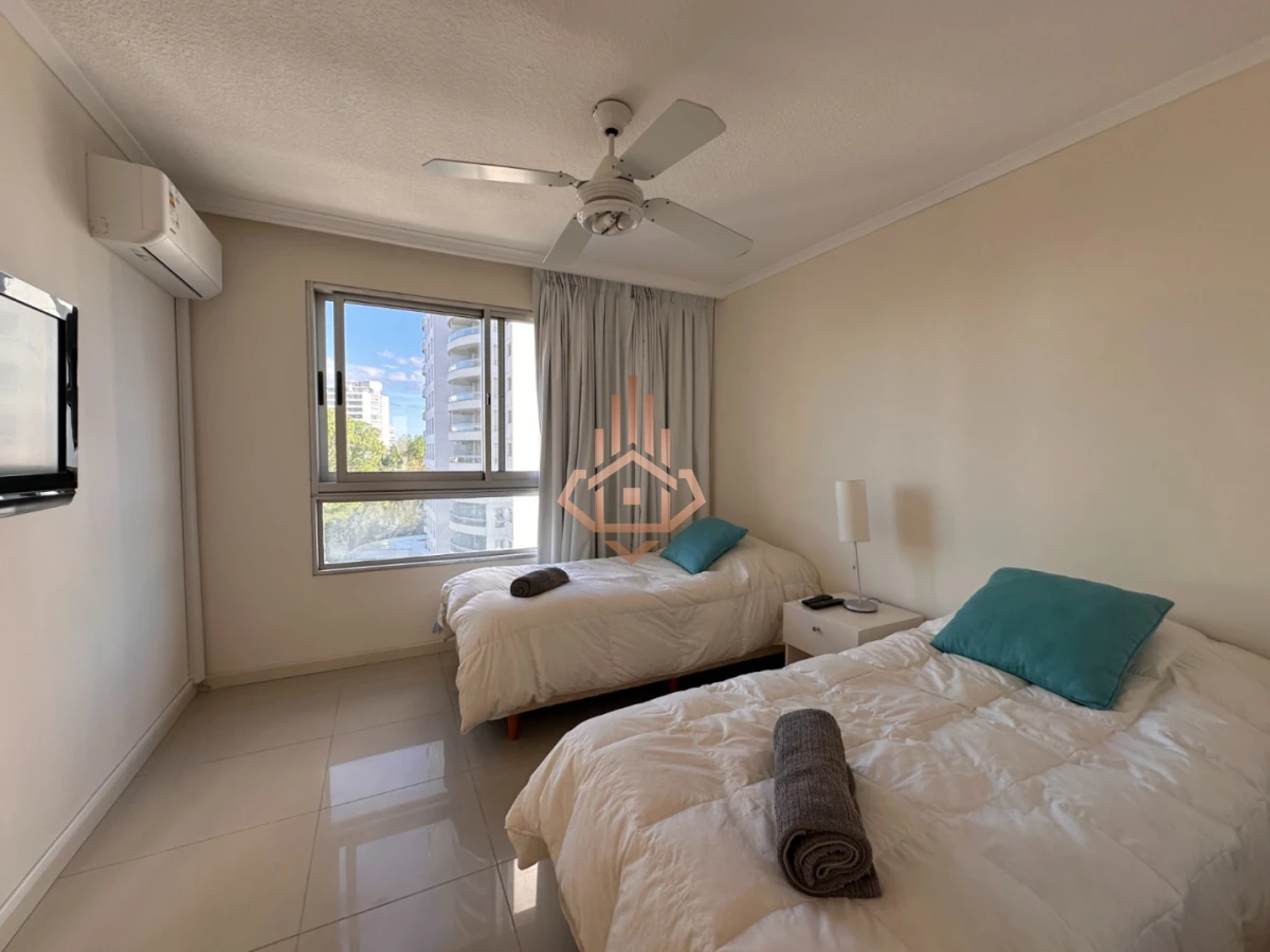 Hermoso apartamento en venta de 3 dormitorios y dependencia en Punta del Este.