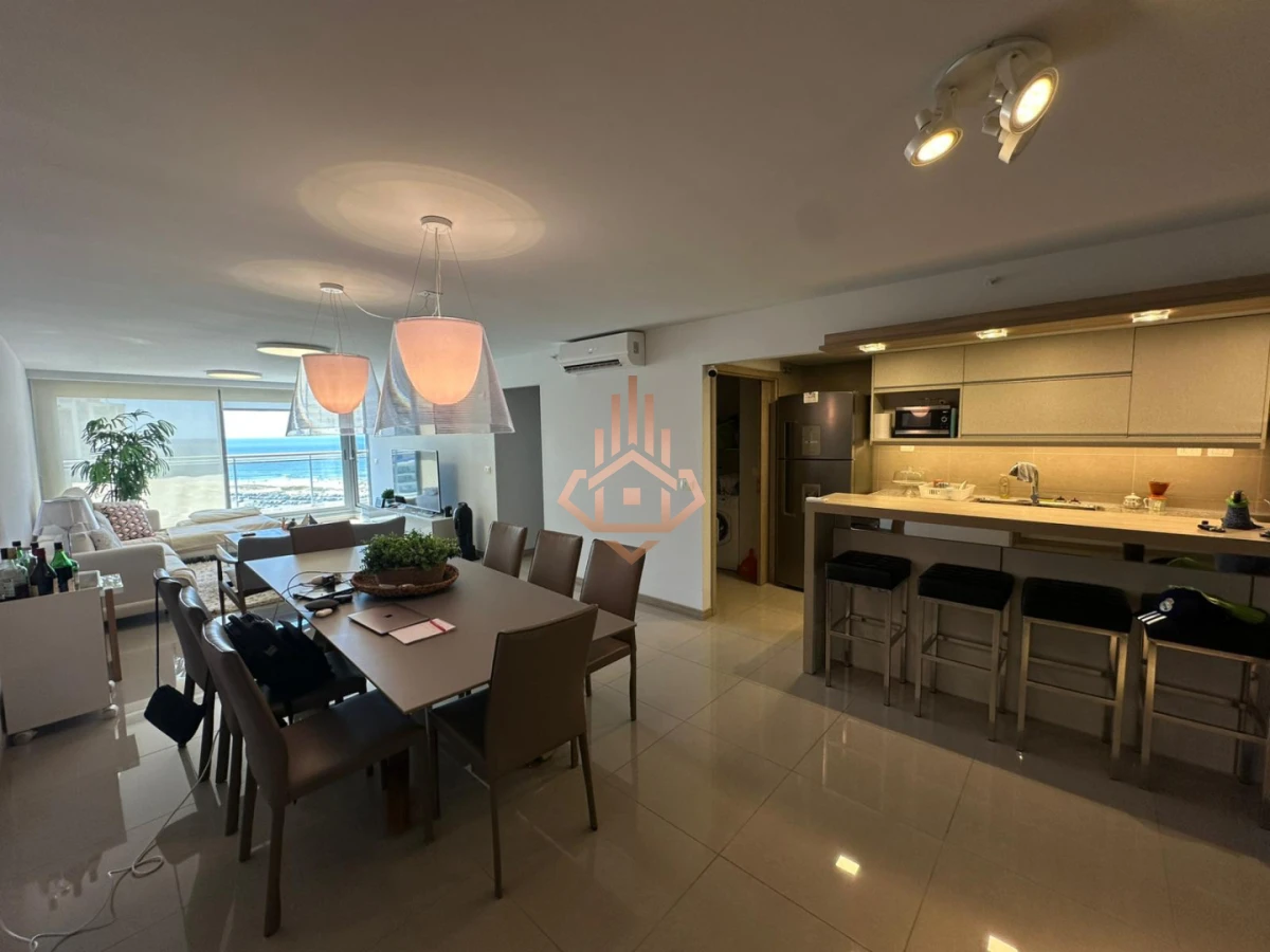 En venta apartamento de 3 dormitorios en Punta del Este, a solo metros del mar