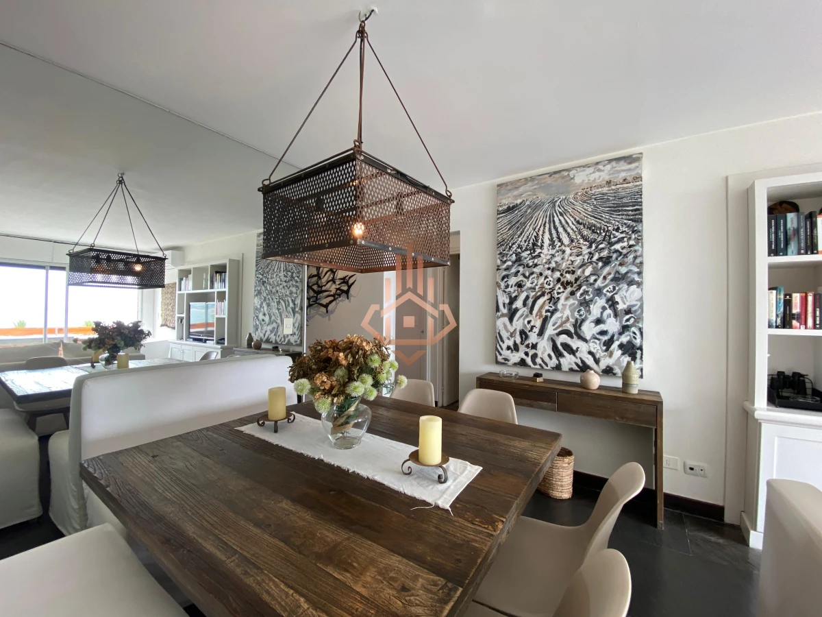 Vende apartamento con vista al mar de 3 dormitorios, Punta del Este