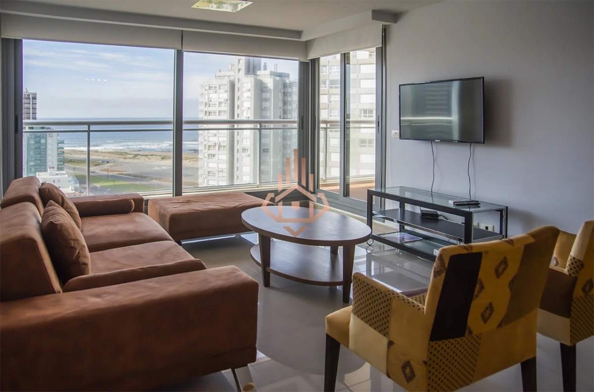 Apartamento de 2 dormitorios en venta en Torre moderna a metros del mar.