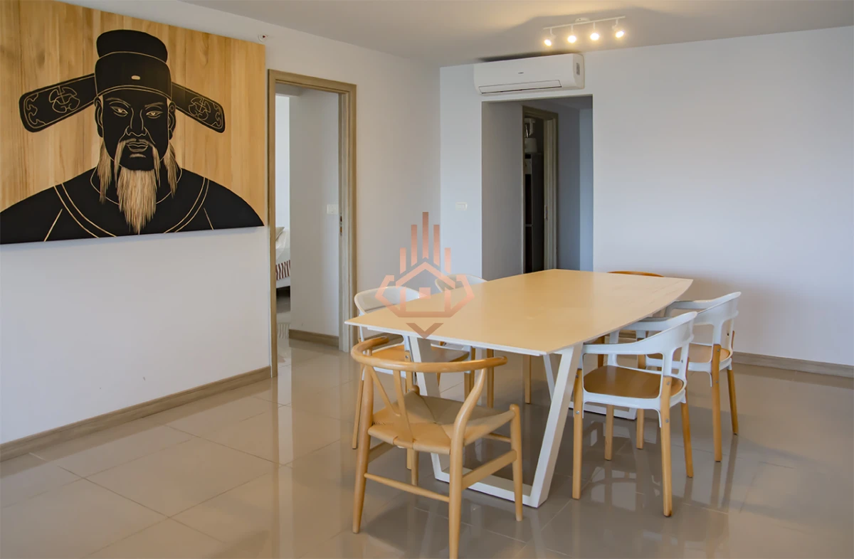 Apartamento de 2 dormitorios en venta en Torre moderna a metros del mar.