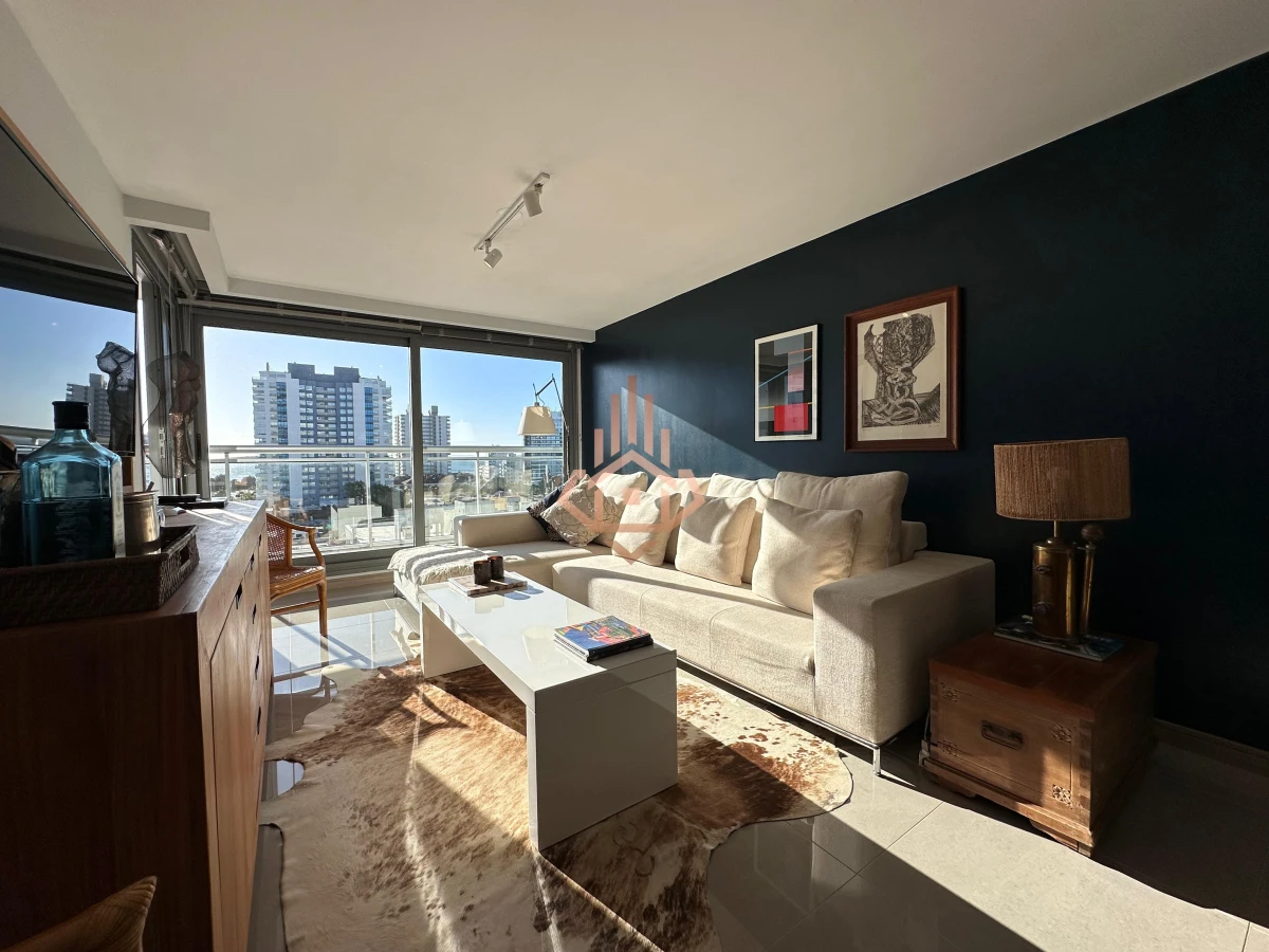 Vende departamento de 2 dormitorios finamente decorado en Torre Onix, Punta del Este