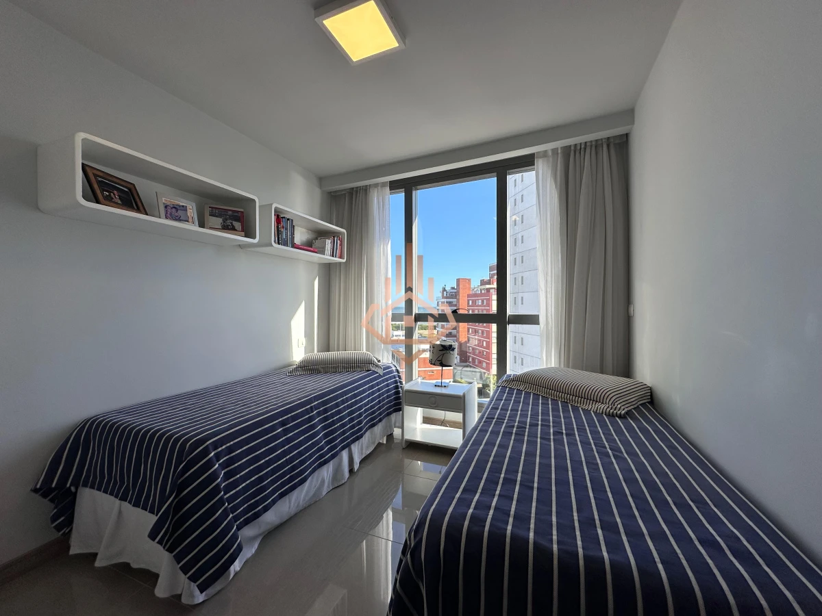 Vende departamento de 2 dormitorios finamente decorado en Torre Onix, Punta del Este