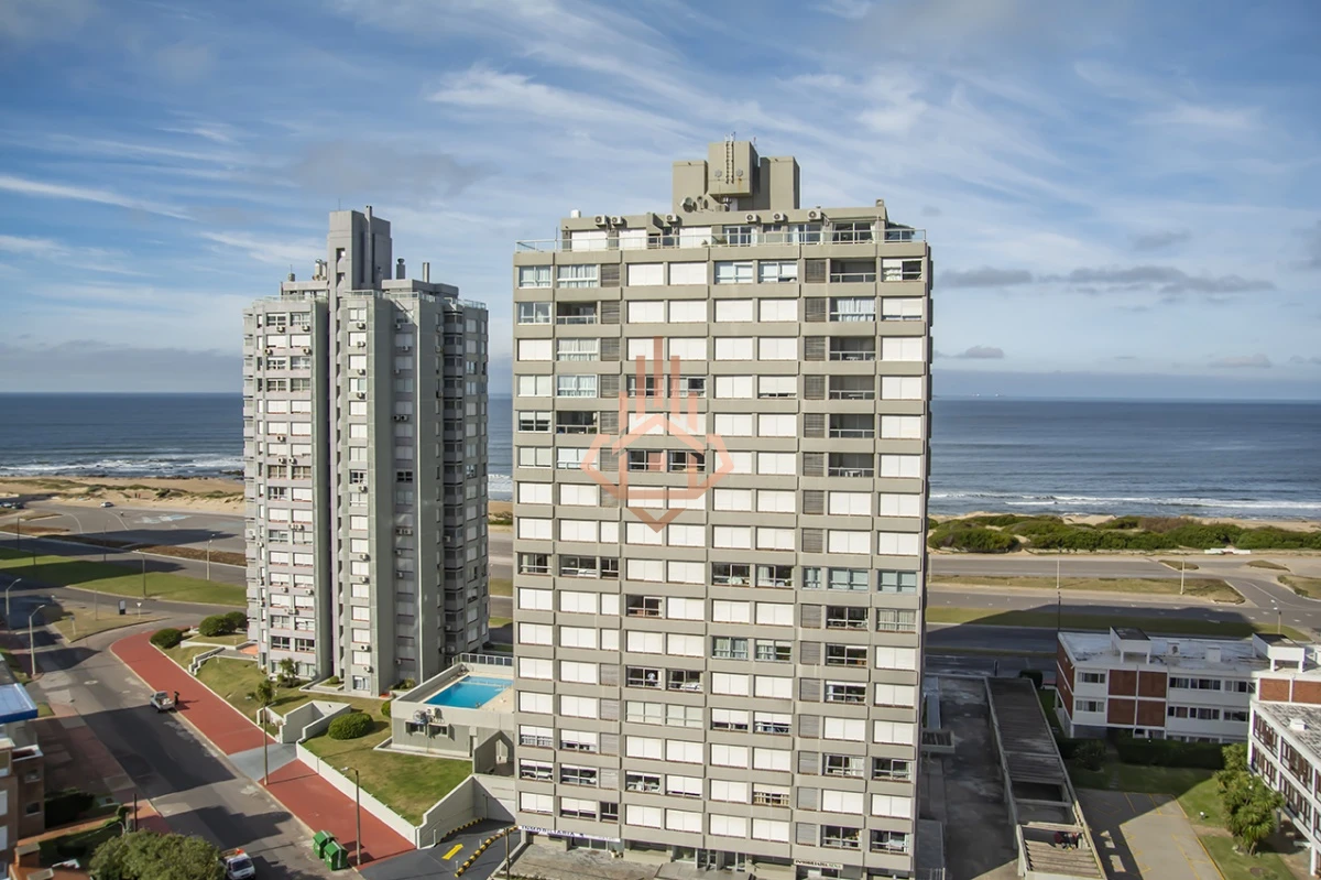 Apartamento de 2 dormitorios en venta en Torre moderna a metros del mar.