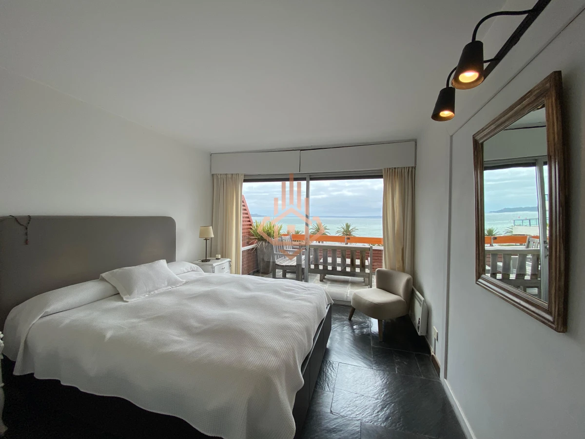 Vende apartamento con vista al mar de 3 dormitorios, Punta del Este