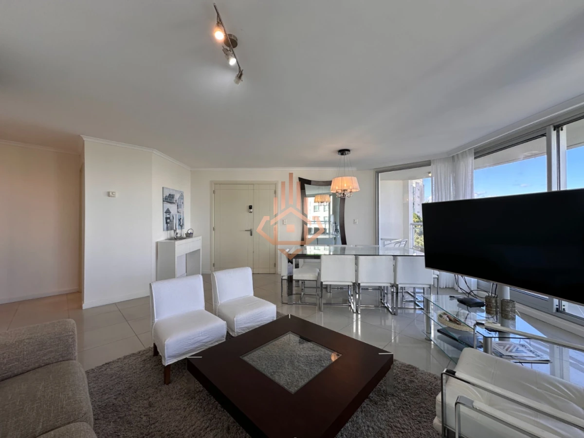 Hermoso apartamento en venta de 3 dormitorios y dependencia en Punta del Este.