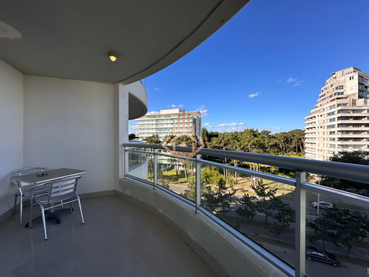 Hermoso apartamento en venta de 3 dormitorios y dependencia en Punta del Este.