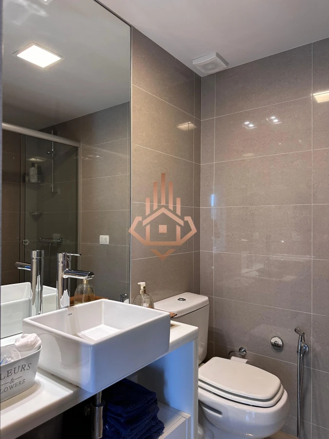 Vende departamento de 2 dormitorios finamente decorado en Torre Onix, Punta del Este