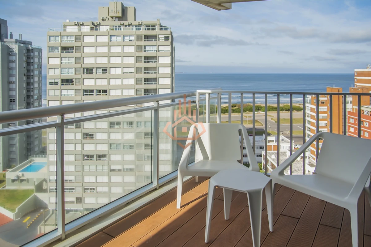 Apartamento de 2 dormitorios en venta en Torre moderna a metros del mar.