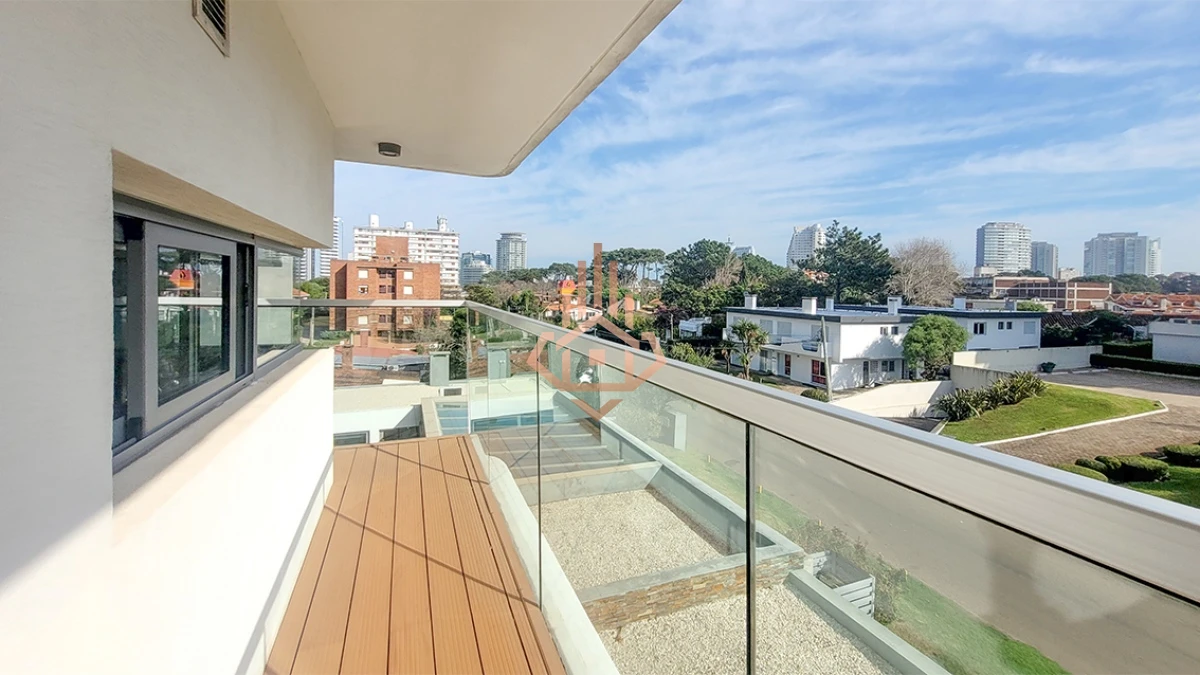 Apartamento de 2 dormitorios en venta en Punta del Este, Edif. Chronos
