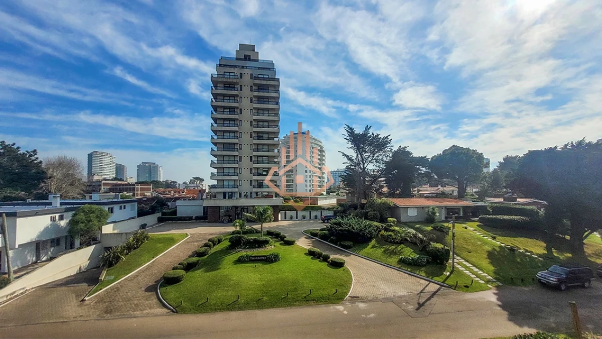 Apartamento de 2 dormitorios en venta en Punta del Este, Edif. Chronos